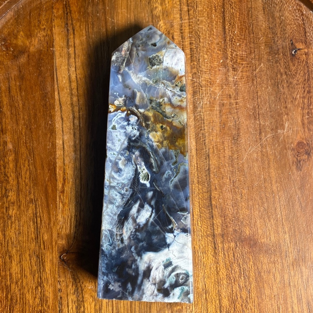 Monet Agate Crystal Tower 41/2 inches tall - Picture 3 of 3